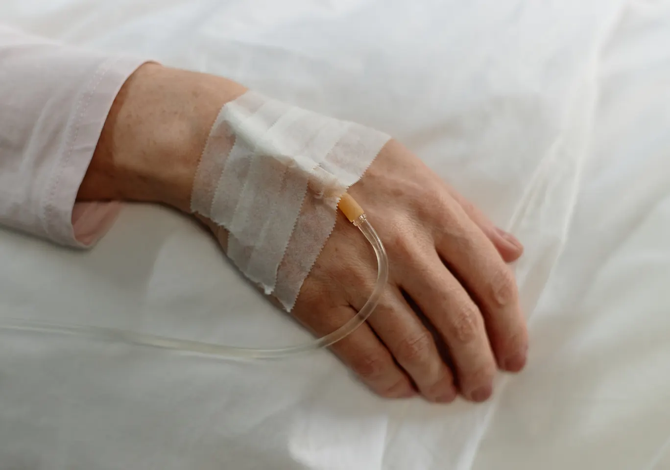 Kroplówki witaminowe Drezdenko: dłoń z podłączoną kroplówką w spokojnym kadrze