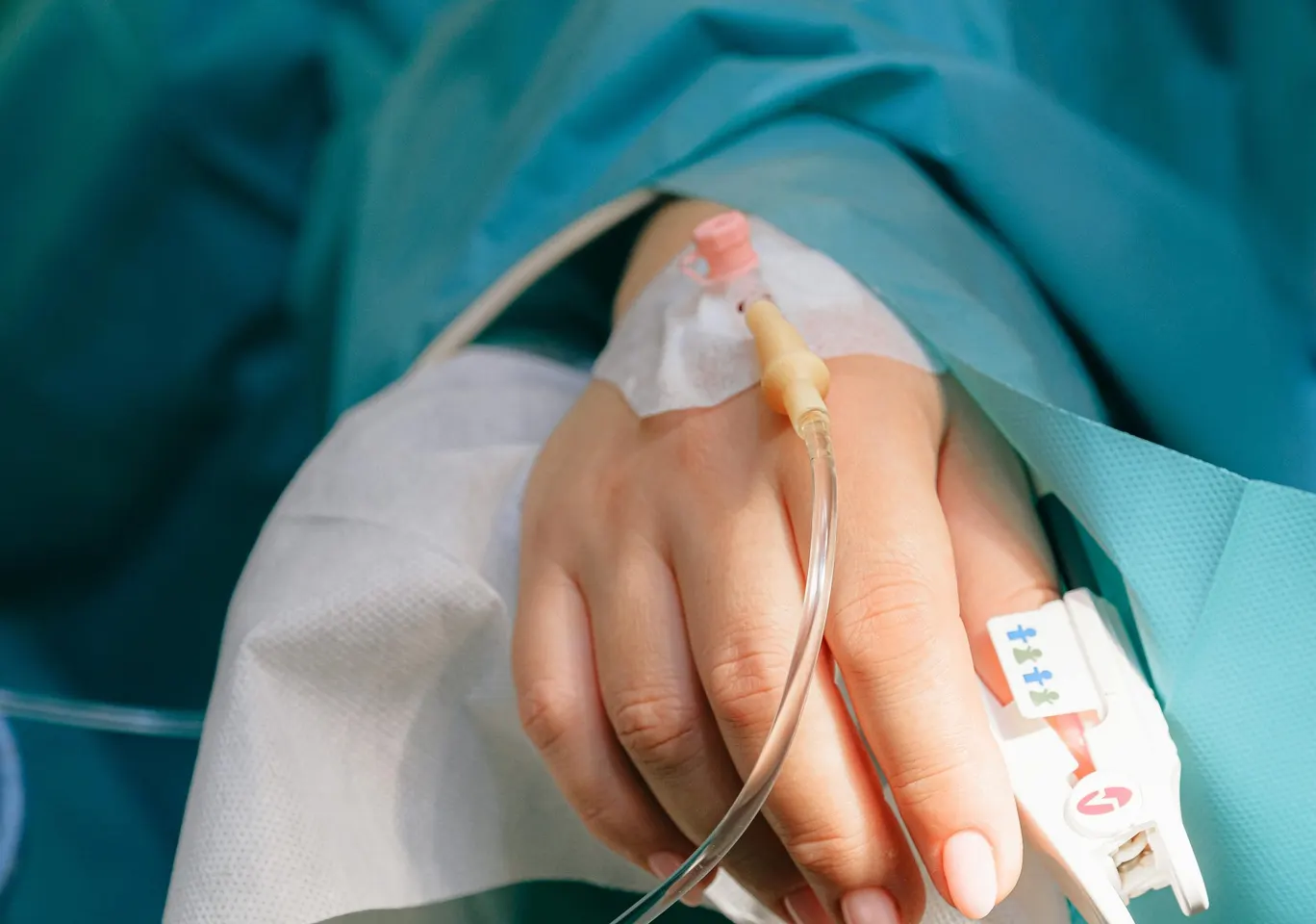 Detoks alkoholowy Kostrzyn nad Odrą: dłoń z wenflonem i pulsoksymetrem pod nadzorem