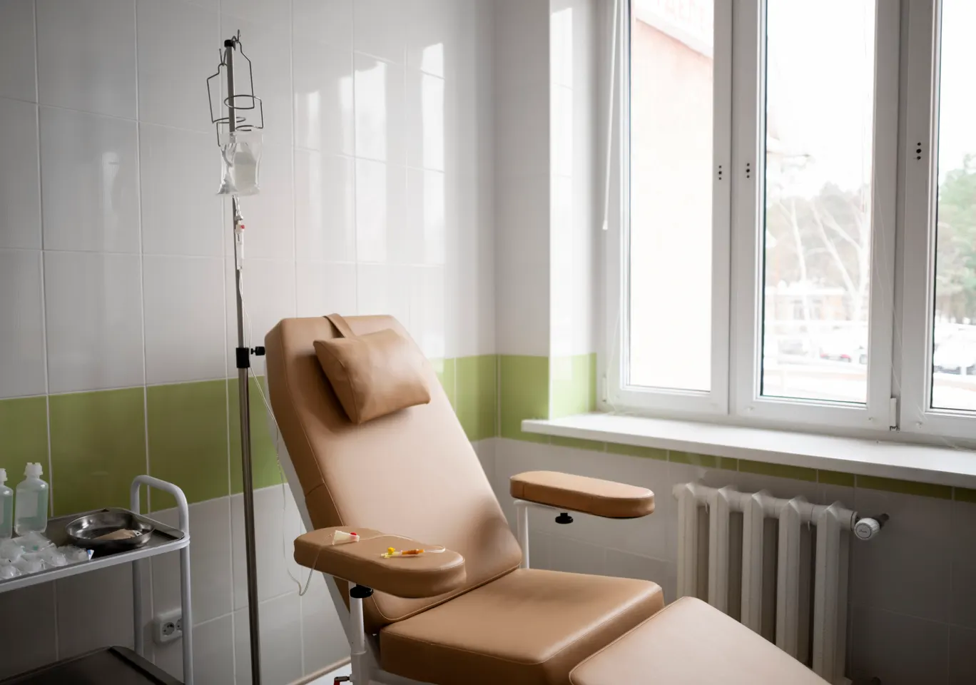 Kroplówki witaminowe Myślibórz: gabinet zabiegowy z fotelem i stojakiem na kroplówkę