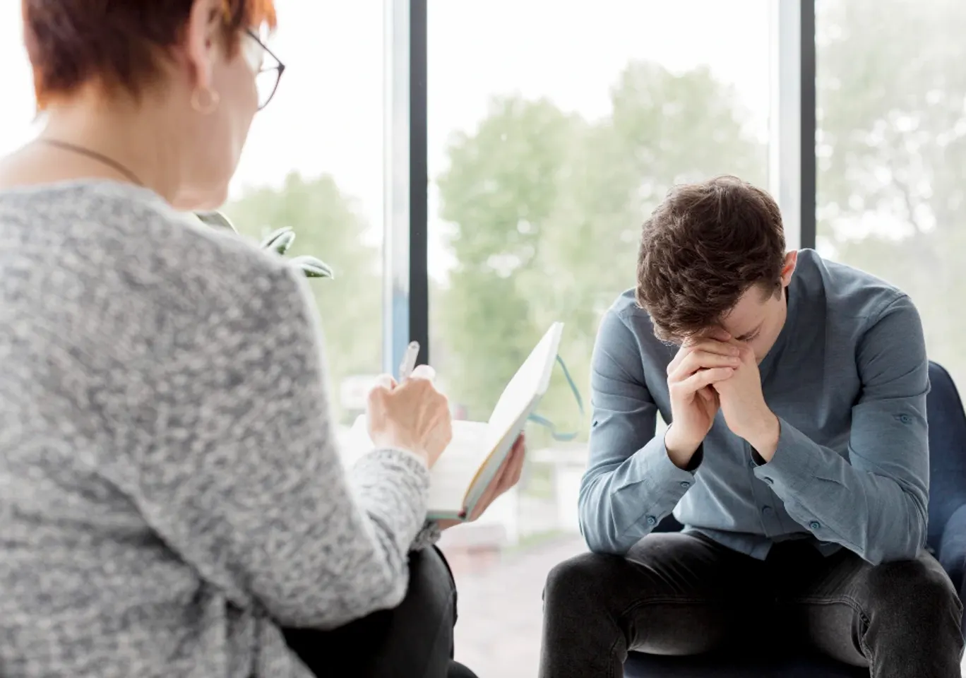 Terapia uzależnień Gorzów Wielkopolski: konsultacja u terapeuty przy oknie