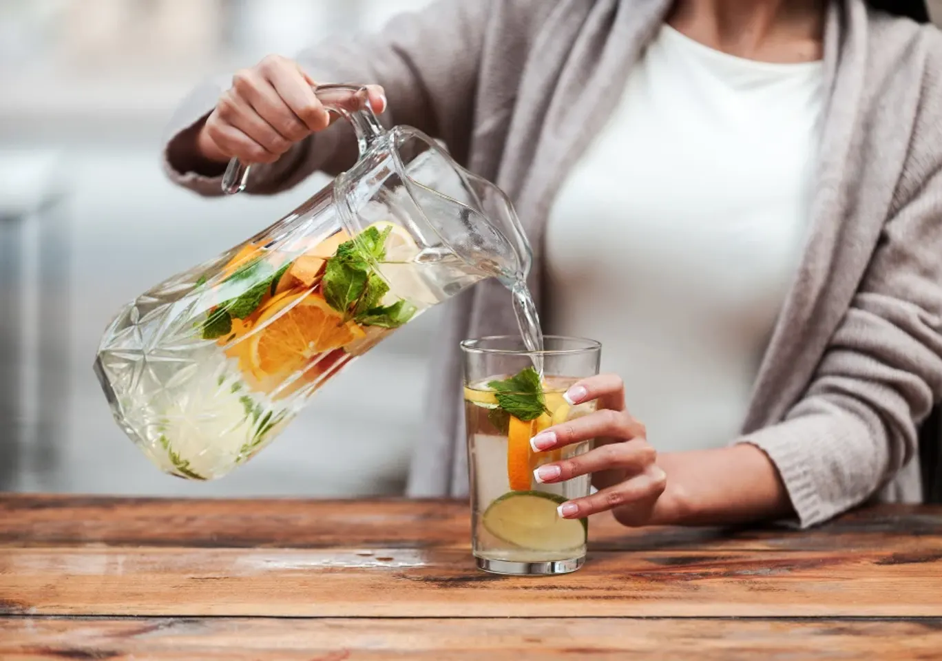 Leczenie alkoholizmu Gorzów Wielkopolski: napój bezalkoholowy z owocami nalewany do szklanki