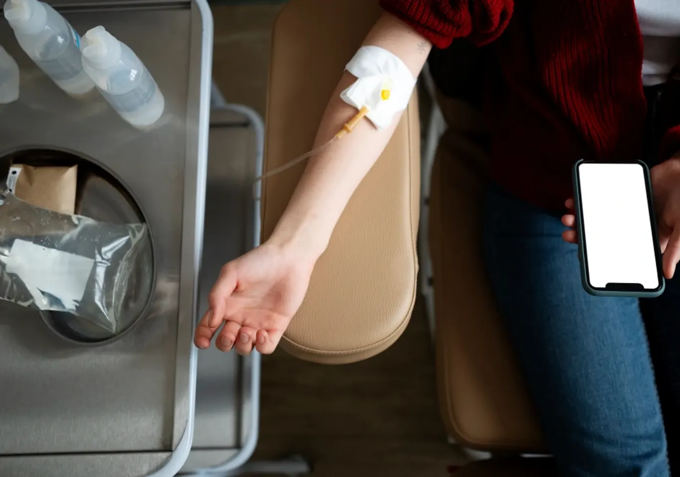 Detoks alkoholowy Kostrzyn nad Odrą: ramię z wenflonem obok stojaka infuzyjnego