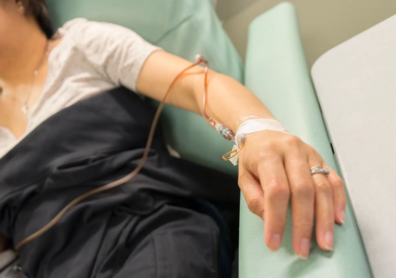 Kroplówki witaminowe Kostrzyn nad Odrą: ręka z podłączoną linią infuzyjną w trakcie zabiegu