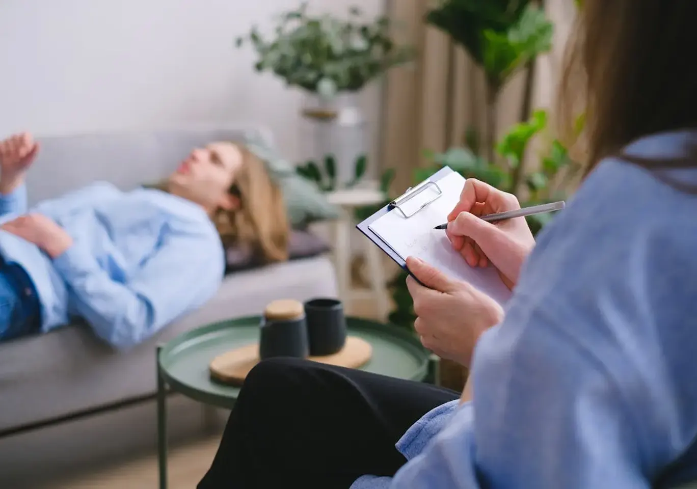 Terapia uzależnień Gorzów Wielkopolski: sesja terapeutyczna na kozetce