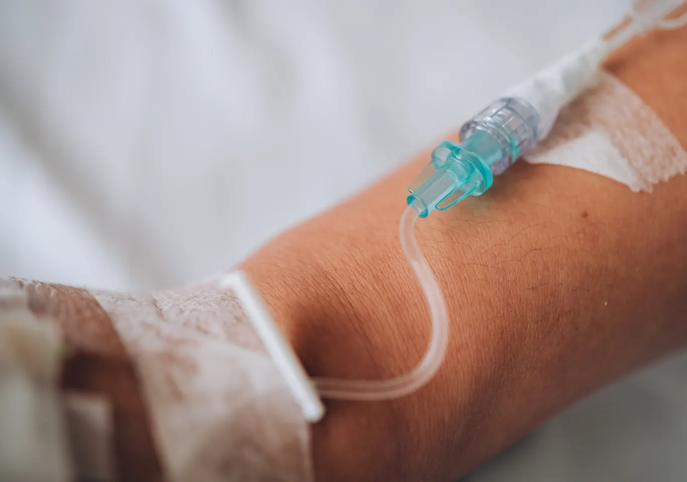 Kroplówki witaminowe Skwierzyna: wenflon oklejony na przedramieniu podczas wlewu